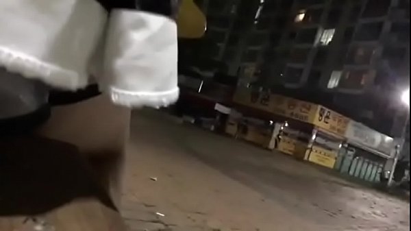 Thủ dâm ngoài trời cho nó sướng